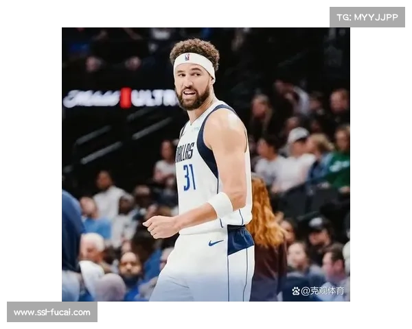 汤普森季前赛三分命中率显著提升从27.5%跃升至66.7%表现亮眼 汤普森季前赛三分命中率显著提升从27.5%跃升至66.7%表现亮眼